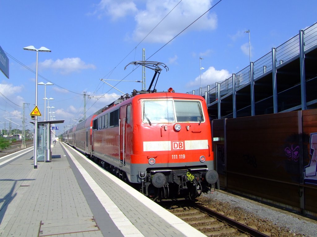 111 119 schiebt den RE 9 (KBS460) in Troisdorf am 06.Aug.2010 weiter in Richtung Köln.