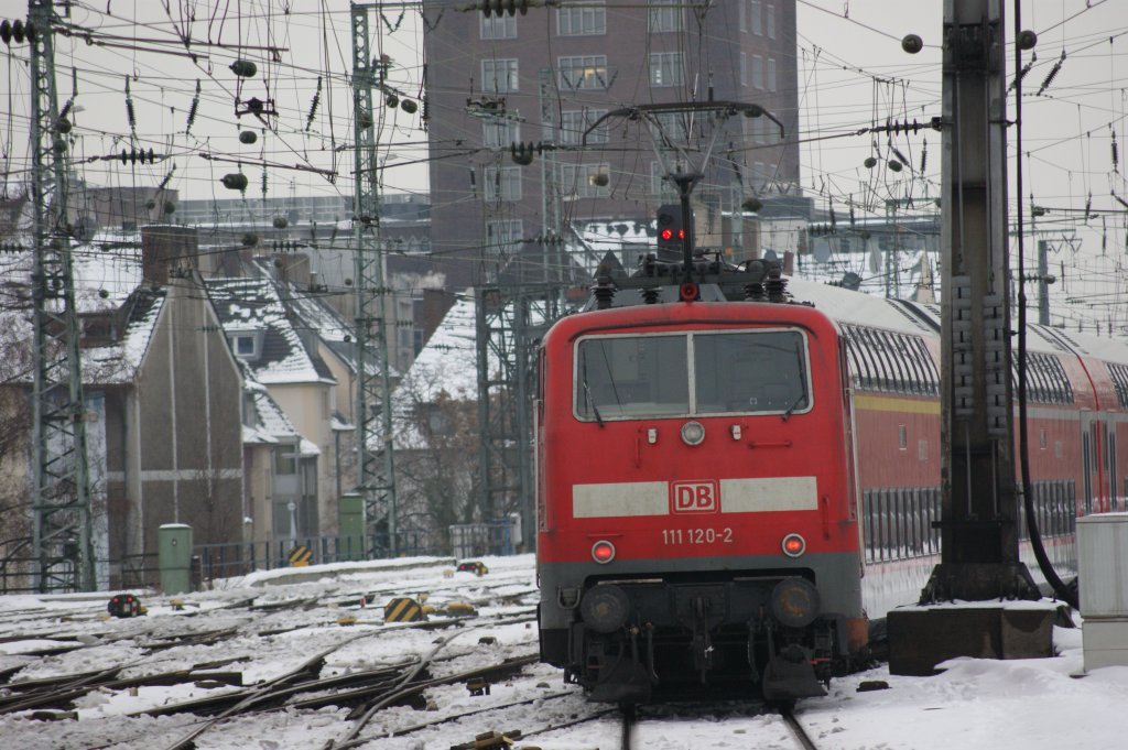 111 120-2 mit einem Personenzug bei der Ausfahrt in Kln-Hbf am 27.12.2010.