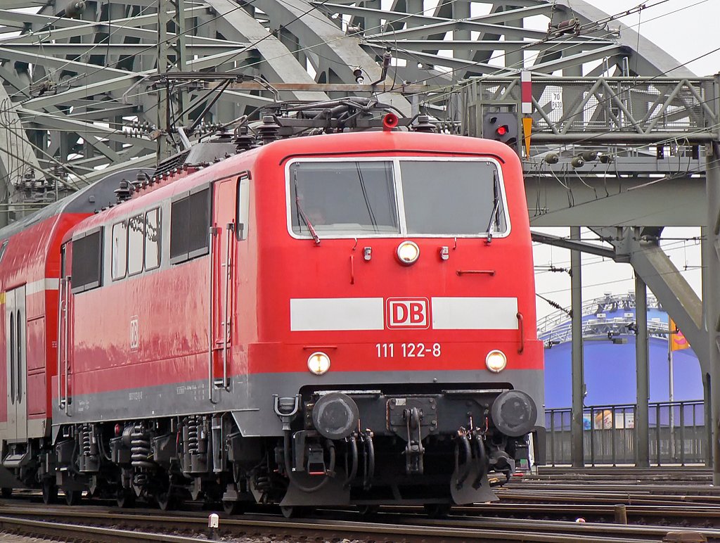 111 122-8 auf dem Weg von Kln Hbf rtg Deutz am 15.03.2010
