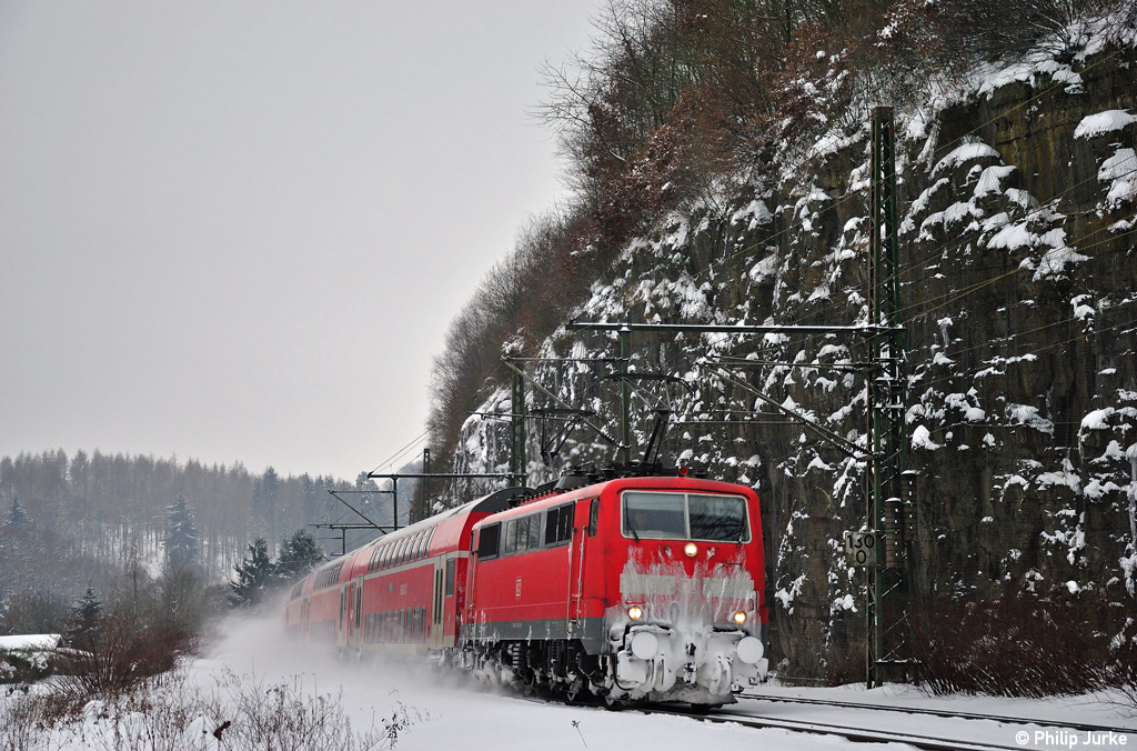 111 128-8 mit dem RE 10415 von Aachen nach Dortmund am 26.12.2010 in Ennepetal.