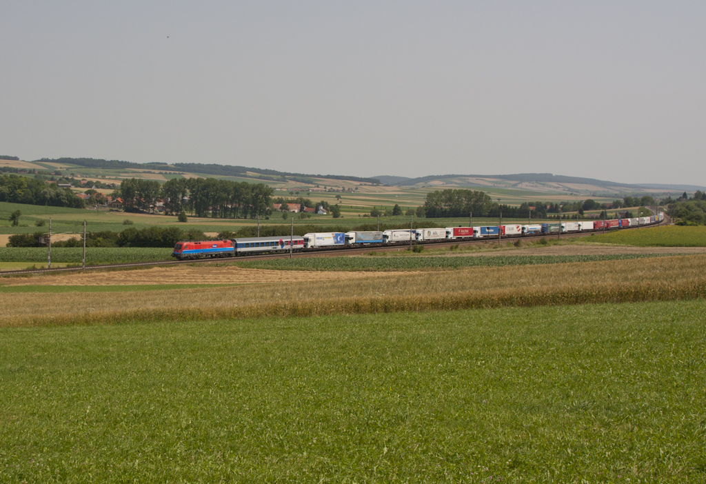 1116 015, eine von noch vier Tauris im  Hochwasser-Outfit , beförderte am ersten Julitag 2012 RoLa 41300 über die Westbahn an Neulengbach vorbei Richtung Wels.