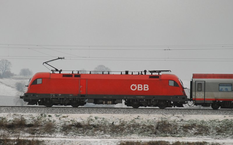1116 240-1, aufgenommen am 13.12.09, Strecke Ulm-Augsburg, kurz nach Burgau.
