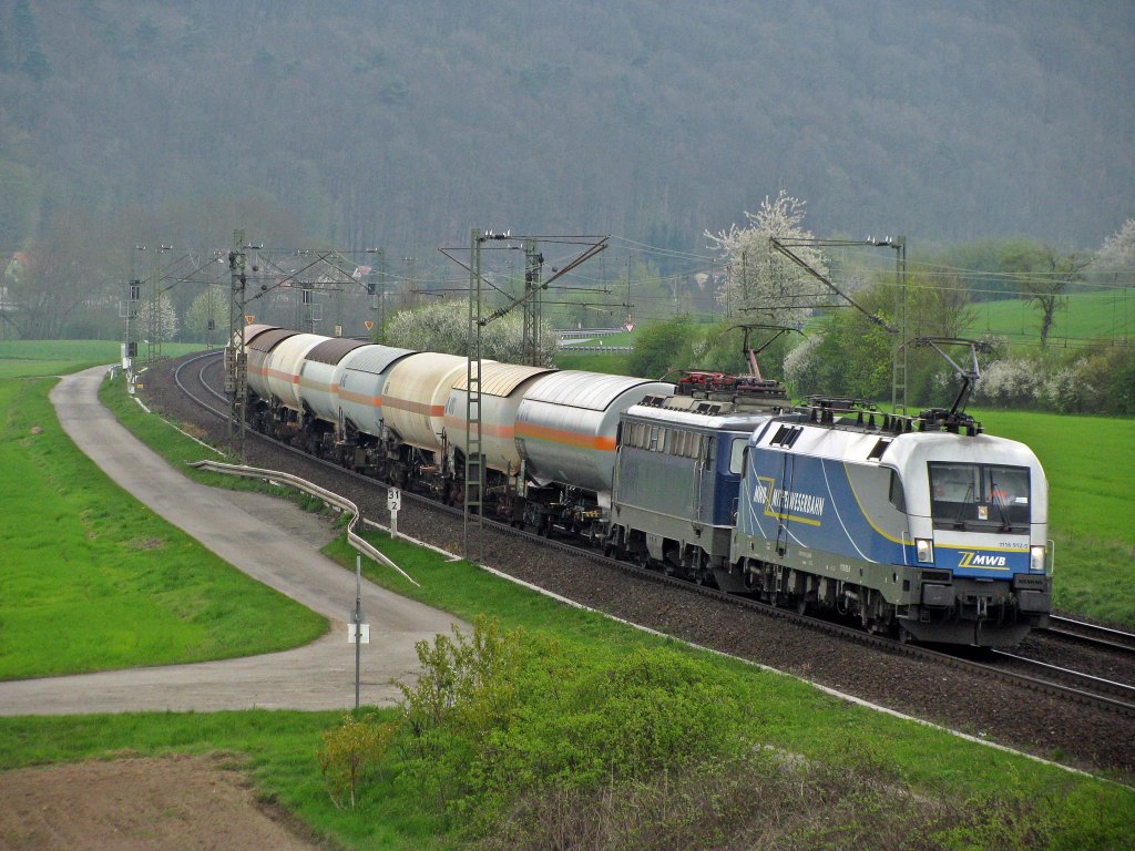 1116 912 MWB + 1142 579 SVG mit Keselwagen unterwegs nach Donauwrth.
Augenommen am 21.04.2010 im Maintal.