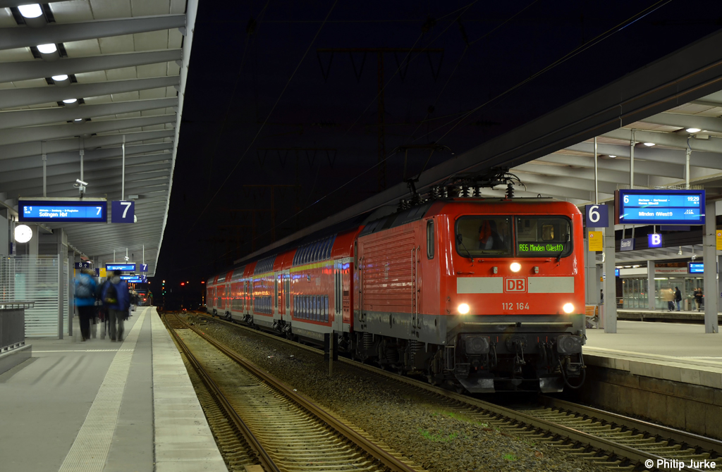 112 164-9 mit dem RE 10631 nach Minden(Westf) am 10.03.2012 in Essen.