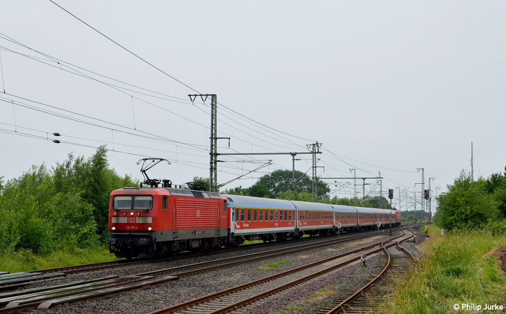 112 171-4 und 112 172-2 mit dem RE 21075 von Flensburg nach Hamburg am 30.06.2013 bei Jbek.
