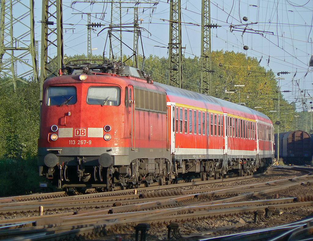 113 267-9 mit einer I-Wagen Garnitur in Gremberg am 08.10.2010