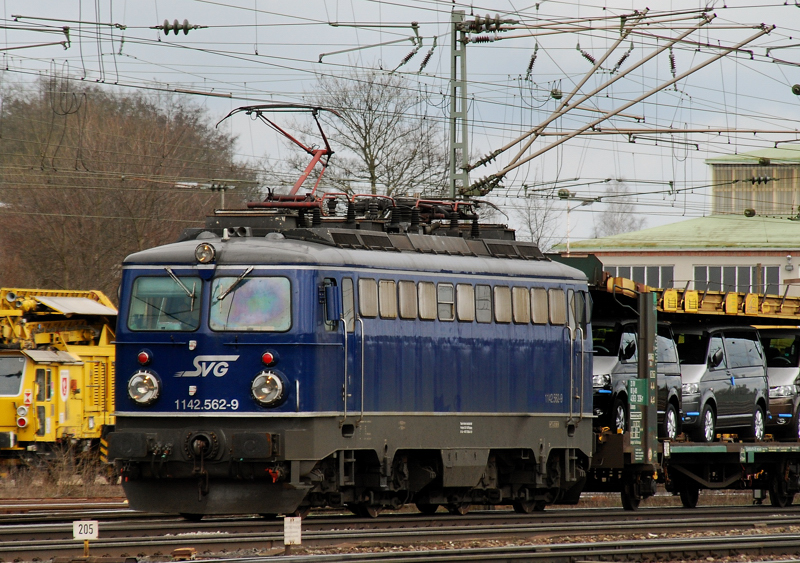 1142.562-9, eine alte Österreicher-Lok in Diensten der Staudenbahn, aufgenommen am 01.04.11, bei der Durchfahrt durch Treuchtlingen.