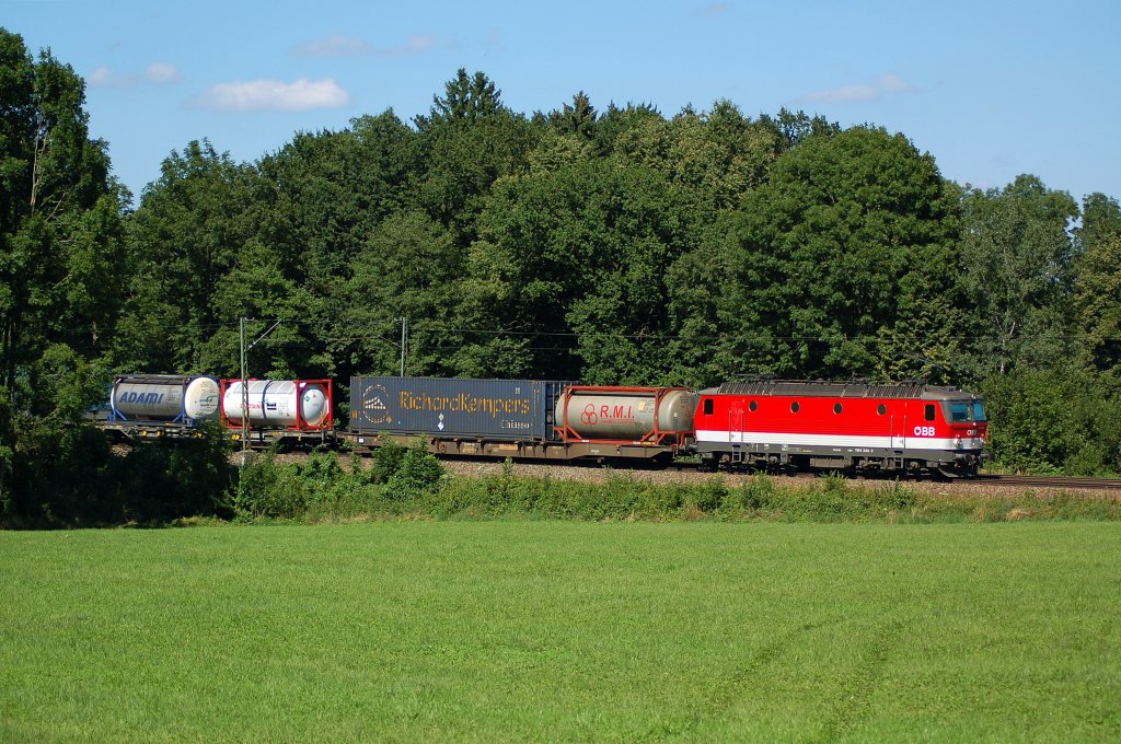 1144 243 mit einem KLV-Zug Richtung Rosenheim.
Aufgenommen in Gutmart am 31.07.2010.