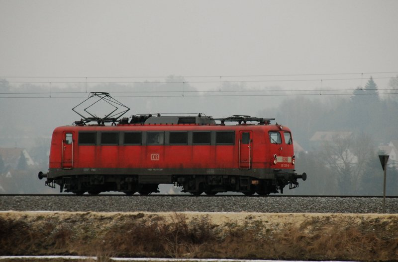 115 209-9, aufgenommen am 08.02.10, bei einer Solofahrt auf der Strecke Ulm-Augsburg, kurz nach Burgau.
