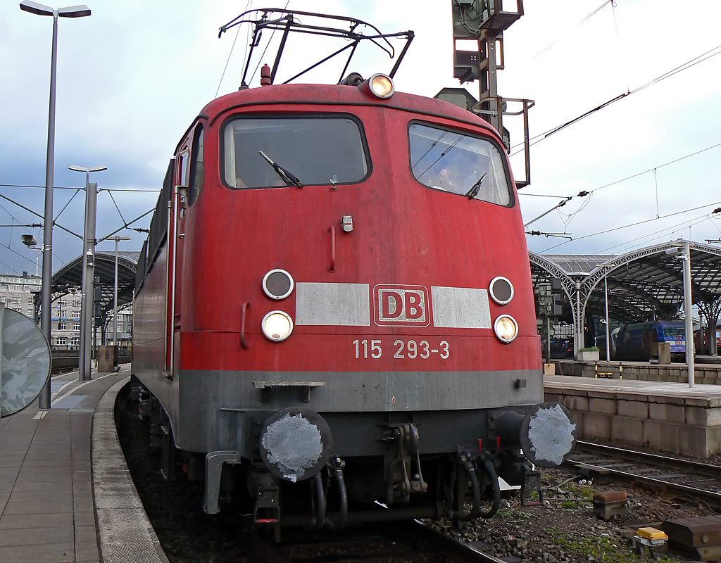 115 293-6 kam mit 120 117-7 am Haken durch Köln Hbf , hier auf Gleis 2 am 02.05.2010