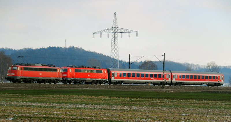 115 383-2 + die arg zerknitterte 111 164-0 + 2 RB-Waggon's, aufgenommen am 18.12.09, Strecke Augsburg-Ulm, kurz vor Mindelaltheim.