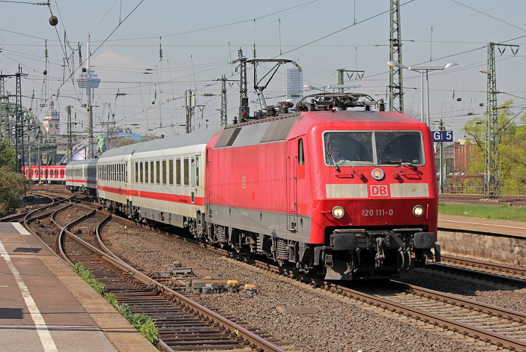 120 111-0 mit IC in Kln Messe/Deutz am 08.04.2011
