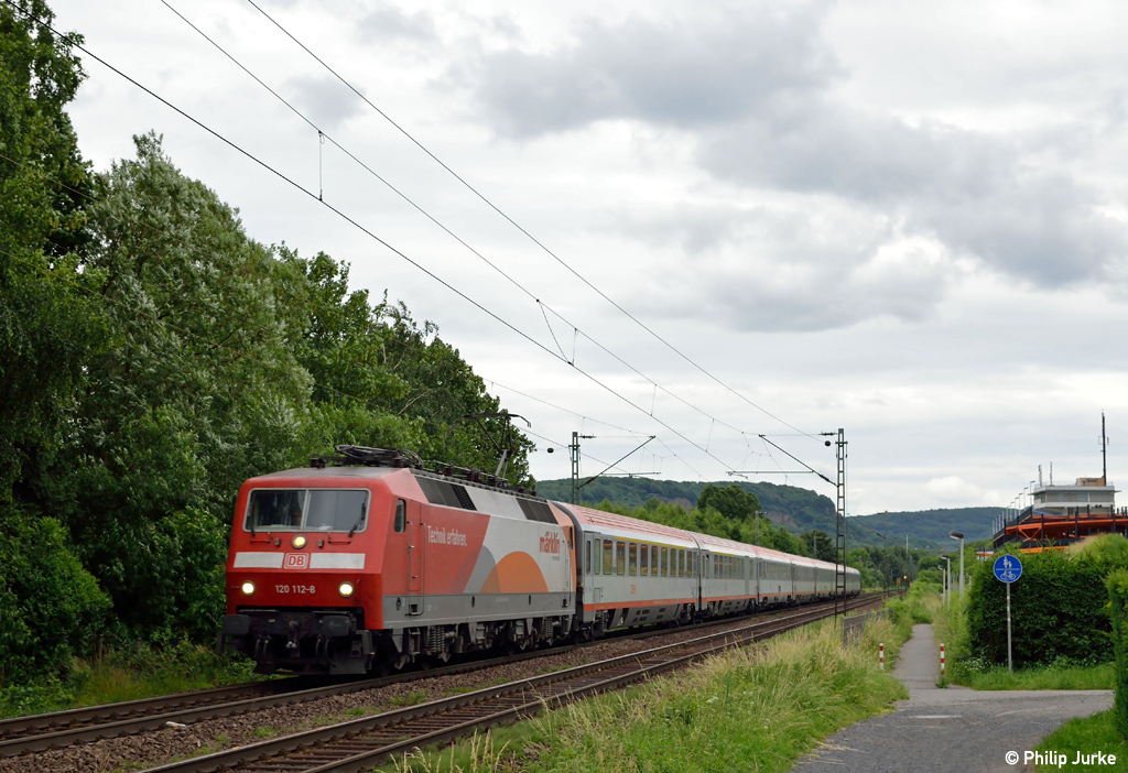 120 112-8 mit dem IC 118 von Salzburg nach Mnster am 22.06.2013 bei Bonn-Limperich.
