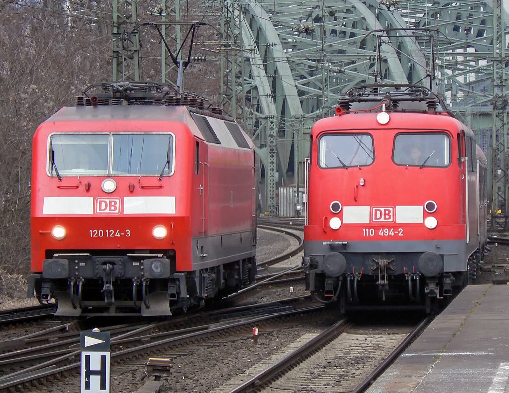 120 124-3 kommt als Lz. parallel mit 110 494-2 am RE9 in Köln Deutz am 19.02.2010