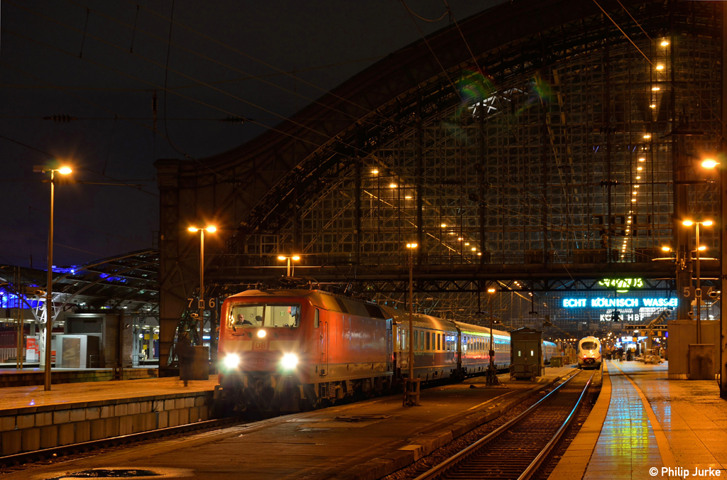 120 138-3 mit dem TEE 9 (Dresden-Koblenz) am 02.01.2013 im Klner Hauptbahnhof.