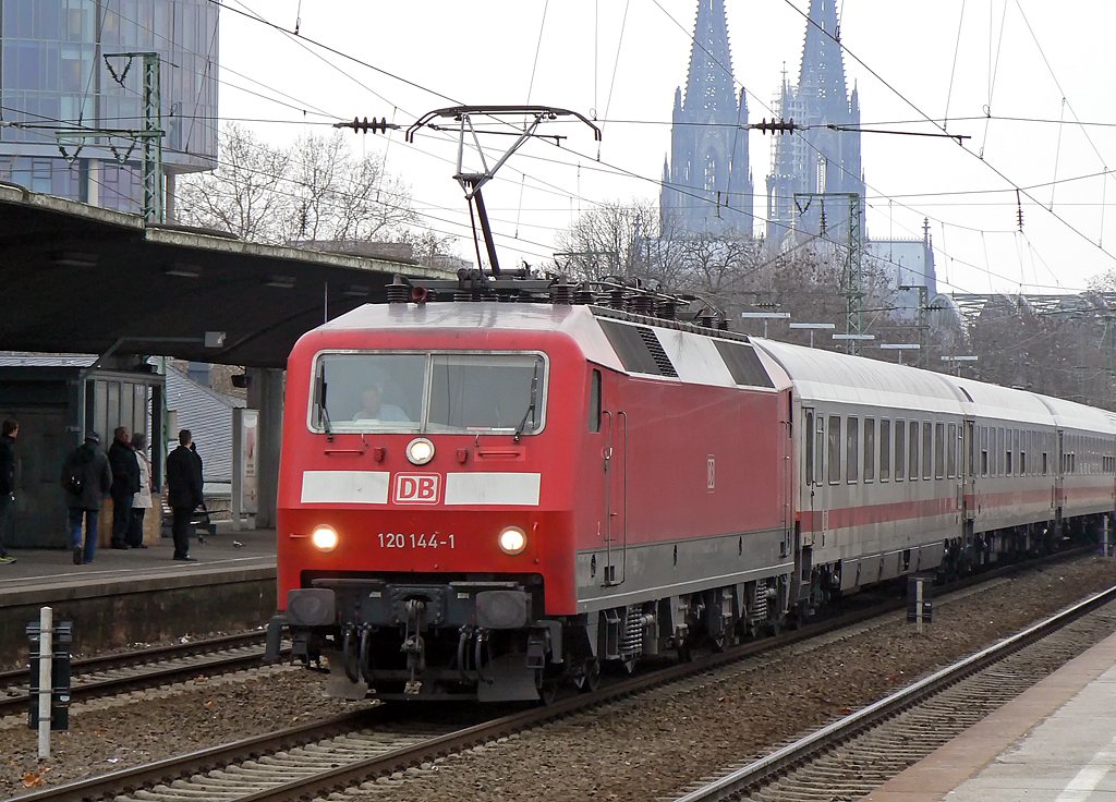 120 144-1 bei Durchfahrt in Köln Deutz am 21.01.2010