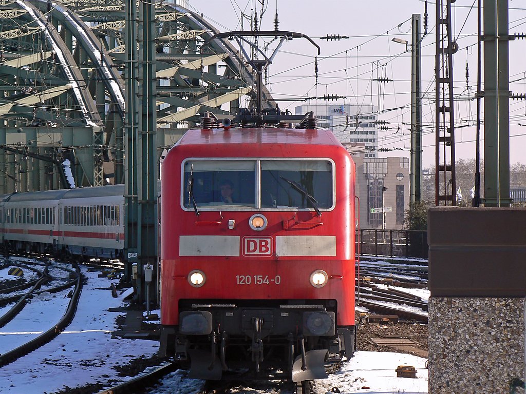 120 154-0 bei der Einfahrt in Köln Hbf am 16.02.2010