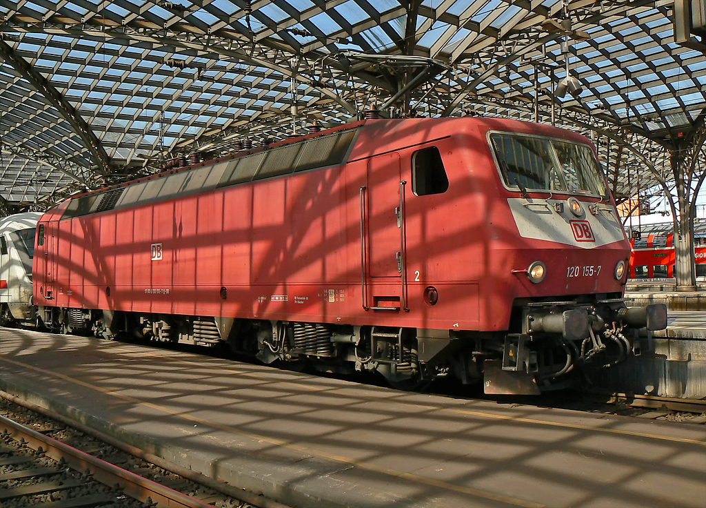 120 155-7 in  schn-rot  in Kln Hbf 06.04.2010