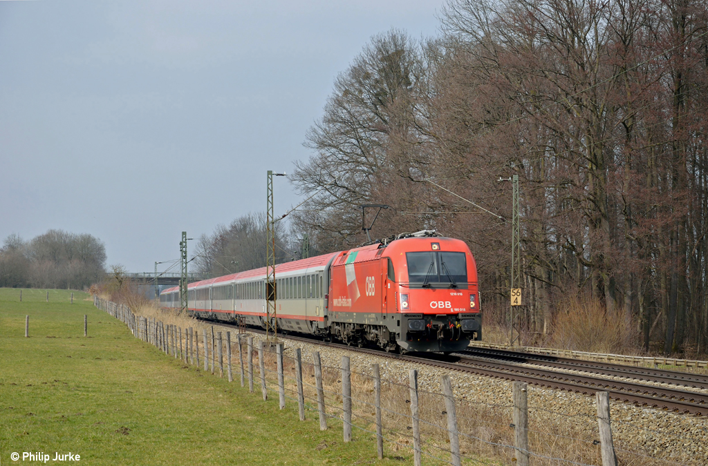 1216 018-2 mit dem EC 83 von München nach Verona am 03.04.2013 am BÜ Vogl.