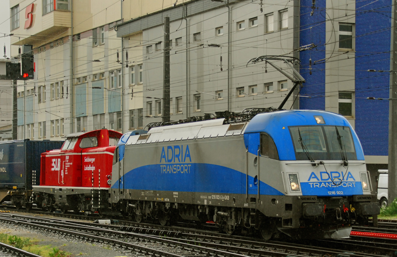 1216 922-5, Adria Transport, fhrt mit einem Gterzug in den Bahnhof Salzburg ein. Eingestellt ist die 2000 084-1, die den Adria-Taurus spter umsetzen wird. Aufgenommen am 02.06.10, in Salzburg.