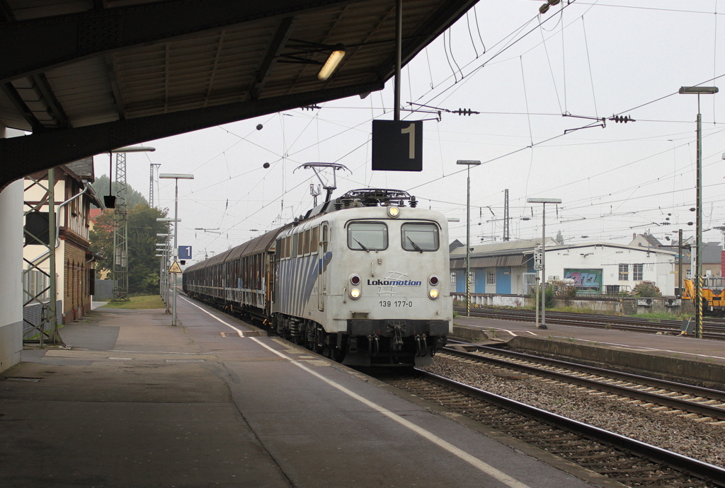 139 177-0 durchfährt mit dem Henkelzug den Bahnhof von Neuwied(Rhein) am 23.09.2010. Wäre mein Bus pünktlich gewesen wäre auch ein besseres Bild drinnen gewesen.....