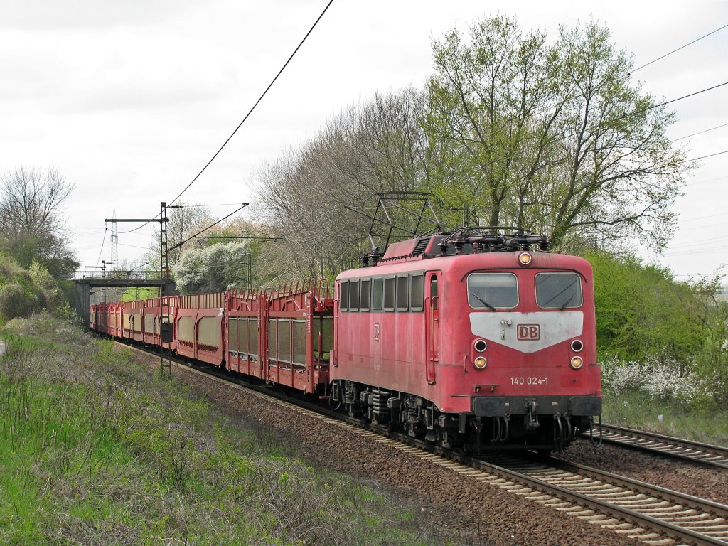 140 024 kam mit einem leeren Autozug durch Ahlten gefahren.
Aufgenommen am 22.04.2010.