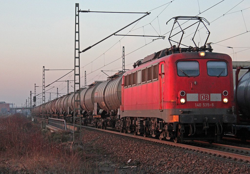 140 535-6 mit Kesselzug kurz vor Porz Wahn am 22.02.2011