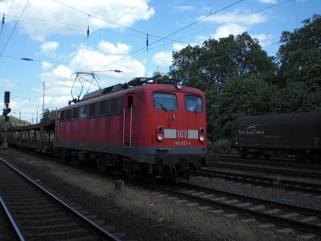 140 621-4 in Kln-West. mit einem leeren Autozug.