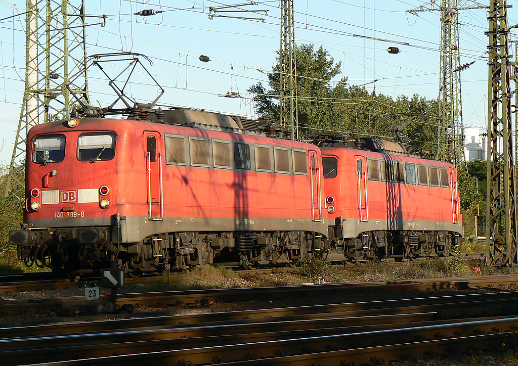 140 799-8 und 140 843 beim umsetzen in Gremberg am 09.10.2010