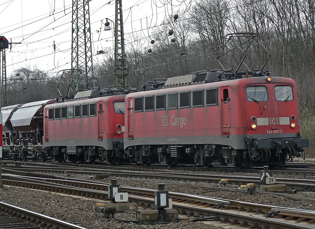 140 801-2 & 140 xxx-x mit Kalkzug in Gremberg am 25.03.2010.