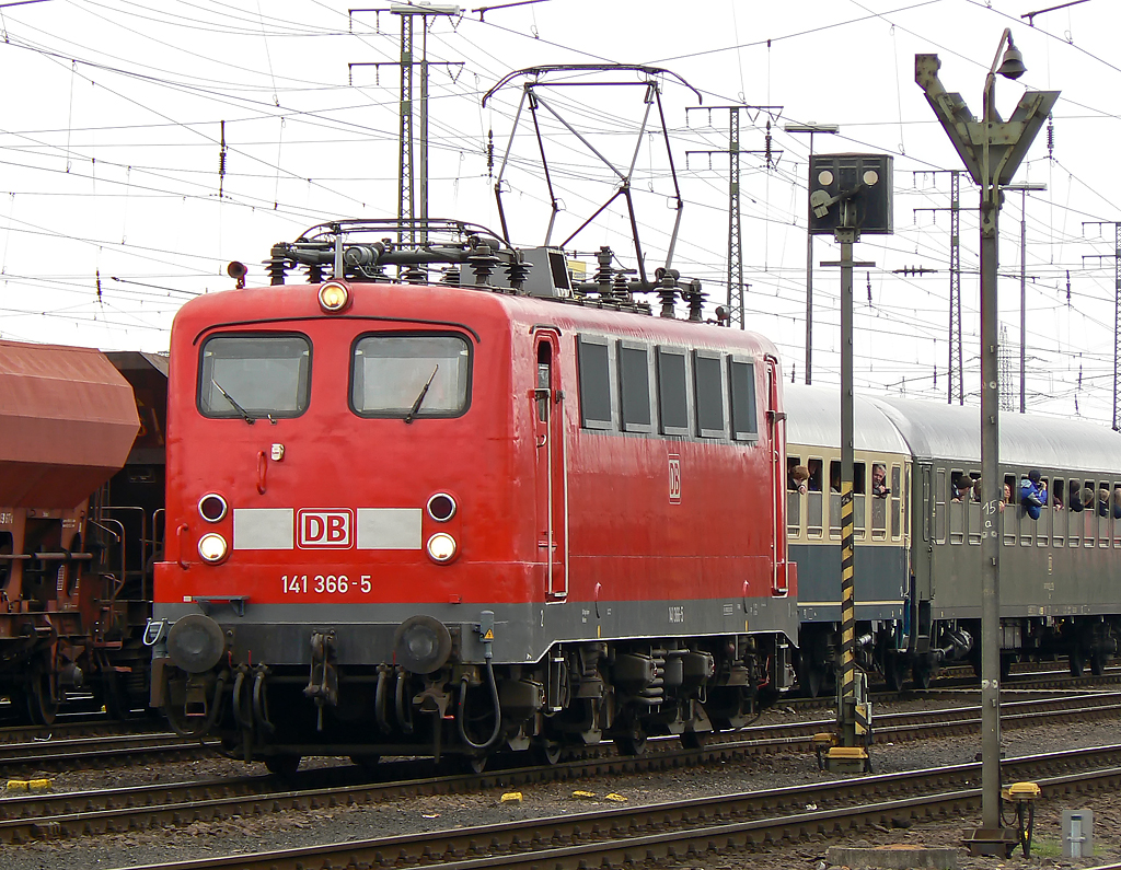 141 366-5 bei der Lokparade in Koblenz-Ltzel am 03.04.2010
