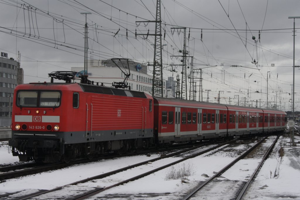 143 126 mit einer S-Bahn in Nnberg HBF am 12.12.2010
