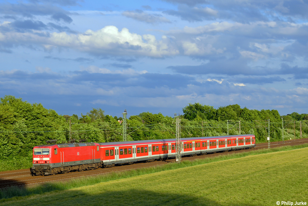143 330-9 mit der S6 von Kln nach Essen am Abend des 15.06.2013 in Langenfeld.