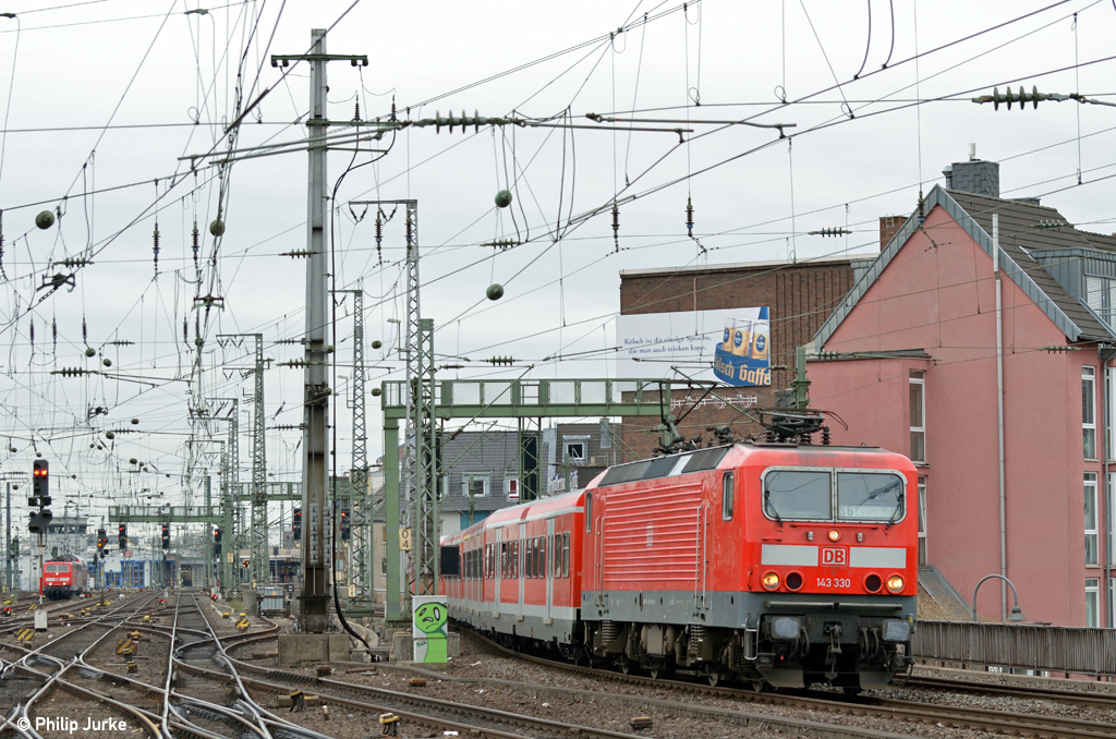 143 330-9 mit der S6 von Kln-Nippes nach Essen am 14.04.2013 bei der Einfahrt in den Klner Hbf.