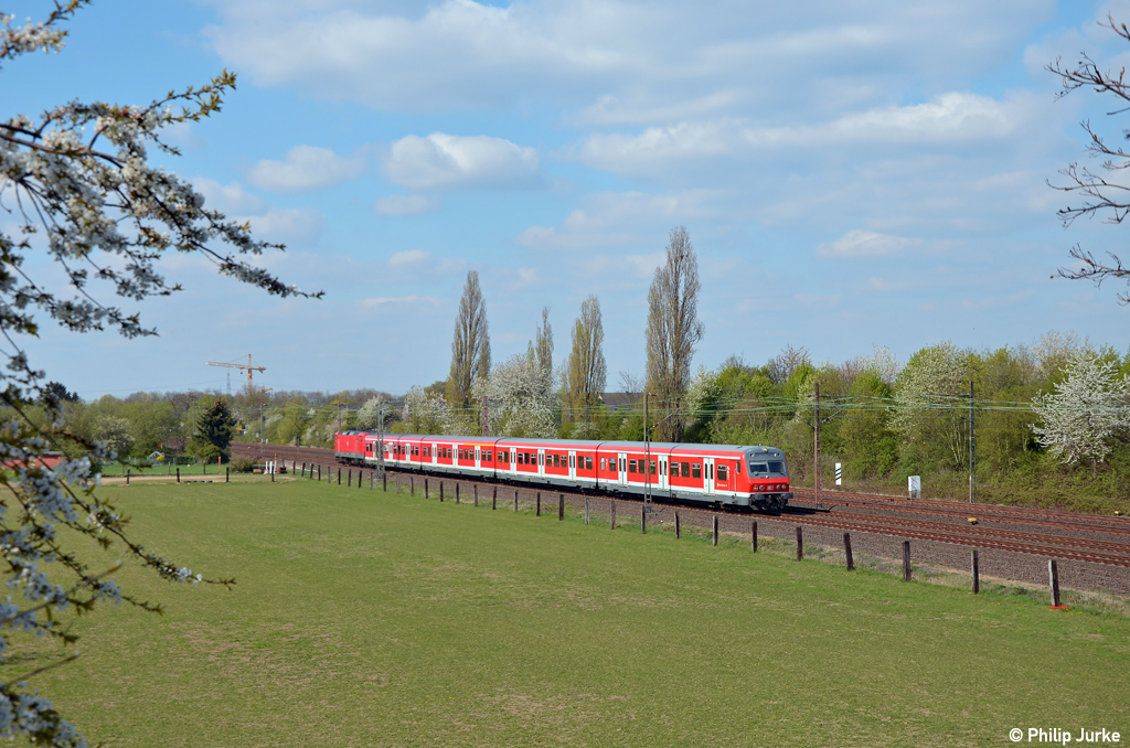 143 614-6 schiebt die S6 nach Köln-Nippes am 08.04.2012 in Langenfeld.
