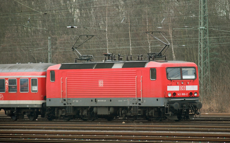 143 866-2, abgestellt mit beiden Bügeln am Draht! Aufgenommen am 19.02.11, im Bahnhof Treuchtlingen.