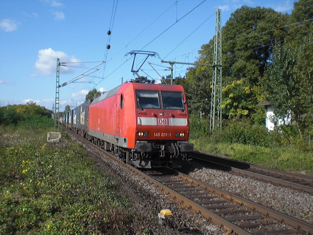 145 031-1 in Bonn-Oberkassel mit einem Containerzug.