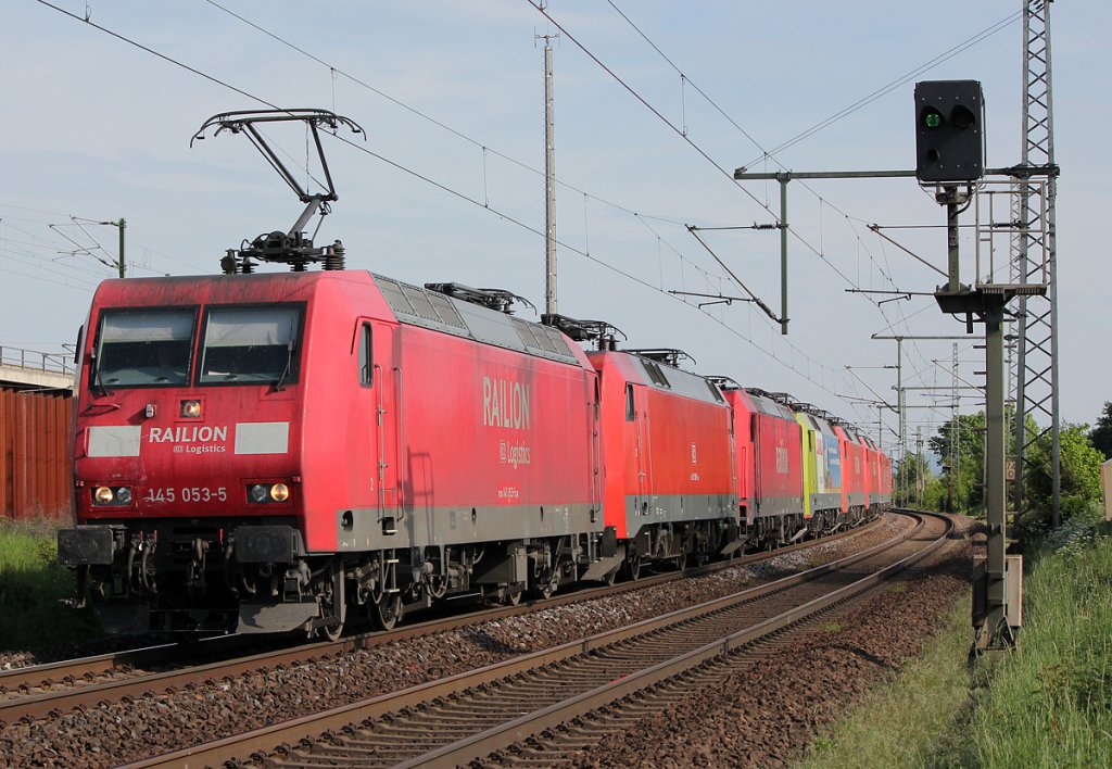 145 053-5 mit einem beachtlichem Lokzug in Porz Wahn am 14.05.2012