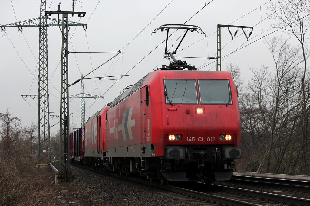 145-CL-011 und 185 585 der HGK kurz vor der Klner Sdbrcke am 28.02.2012