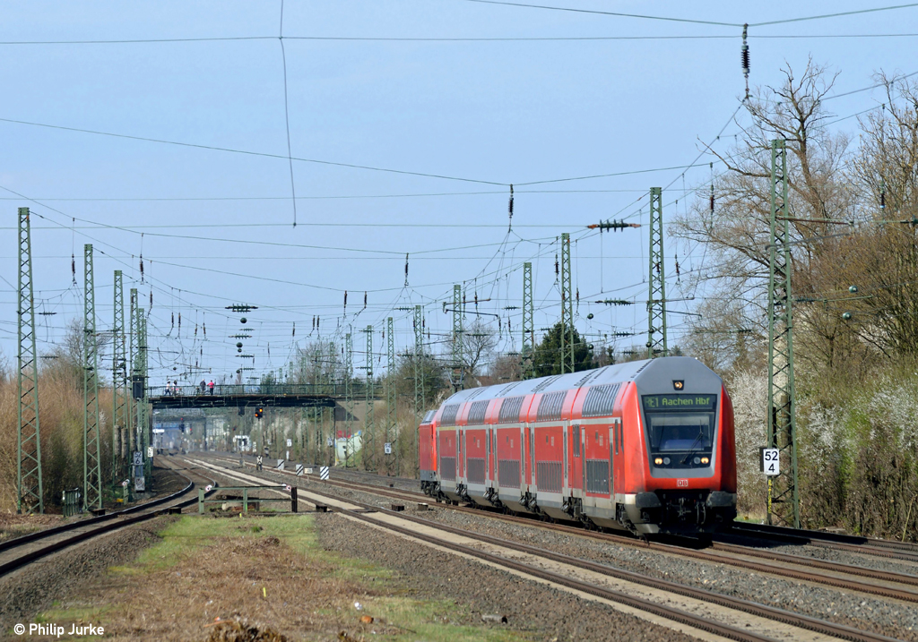 146 023-7 schiebt den RE 10130 von Dortmund nach Aachen am 14.04.2013 in Angermund.
