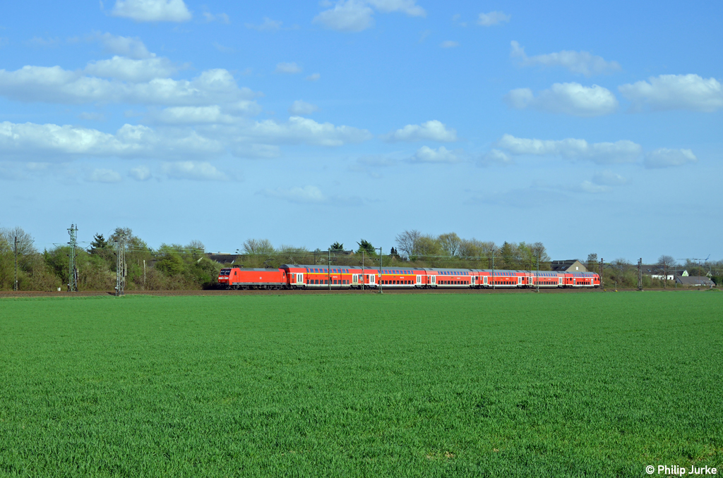 146 029-4 mit dem RE 10524 von Koblenz nach Wesel am 18.04.2013 in Langenfeld(Rhld).
