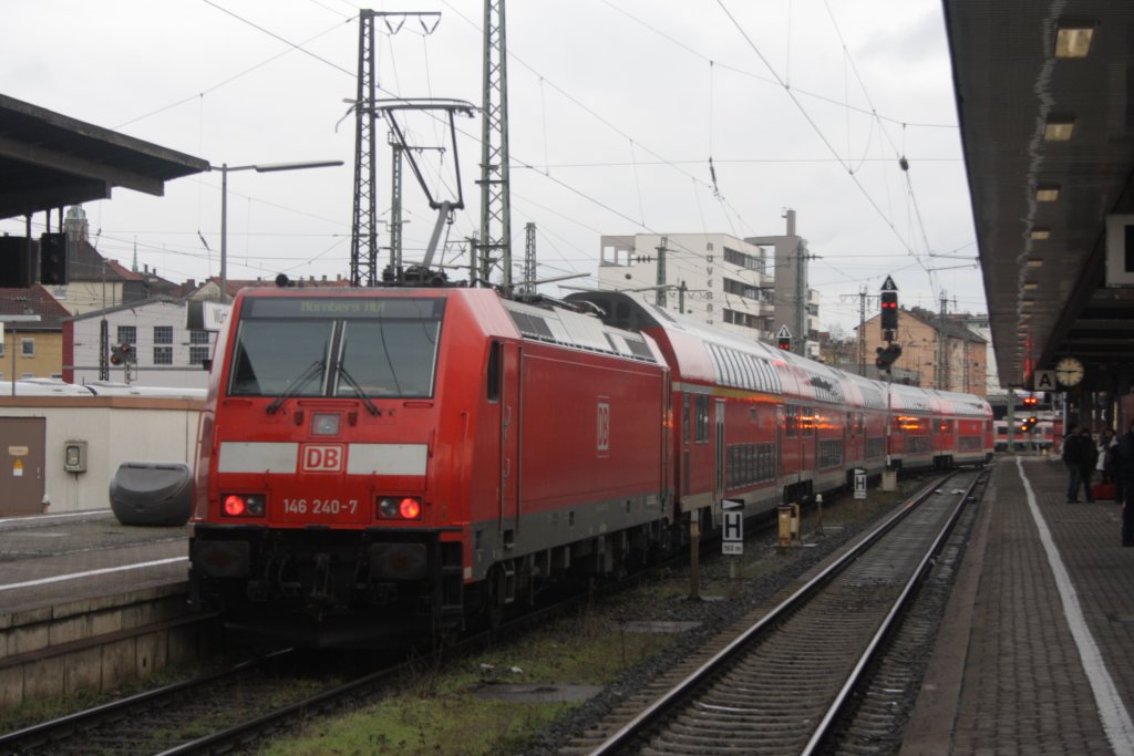 146 240 mit einem RE von Wrzburg nach Nrnberg in seinem Startbahnhof am 12.12.2010