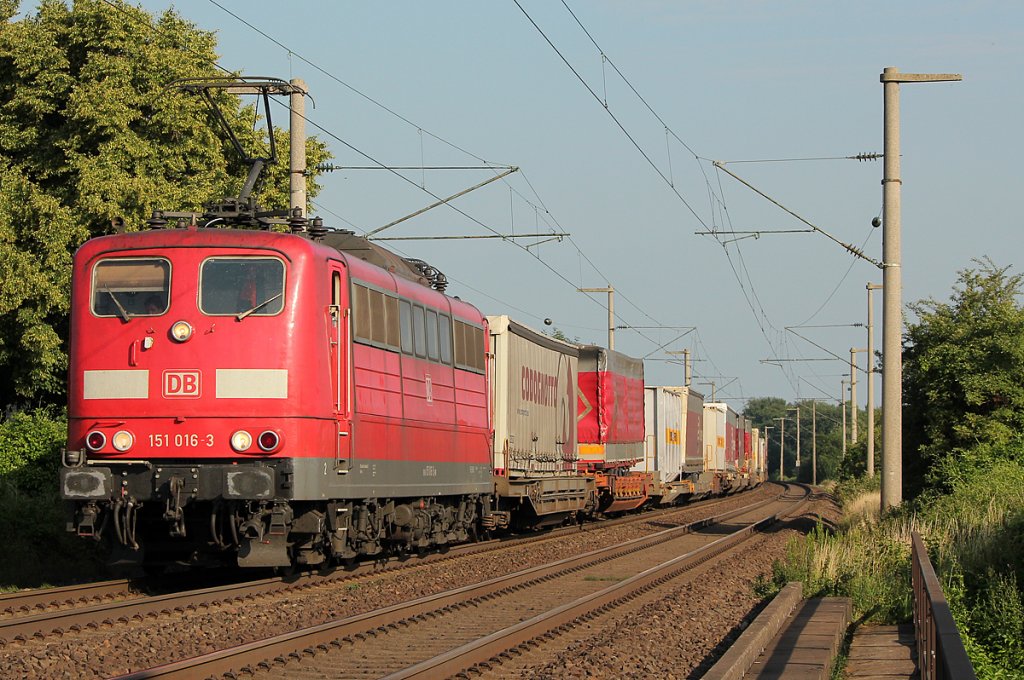 151 016-3 mit KLV Zug bei Brhl am 26.06.2011