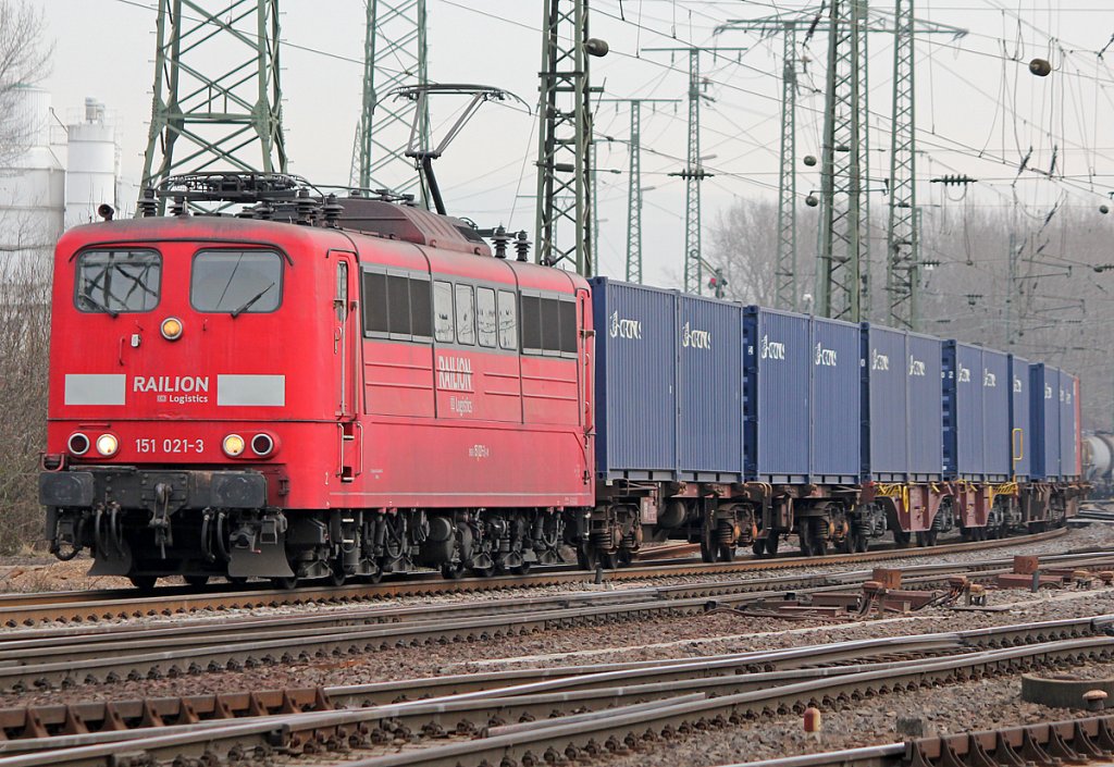 151 021-3 mit Containerzug in Gremberg am 23.02.2011