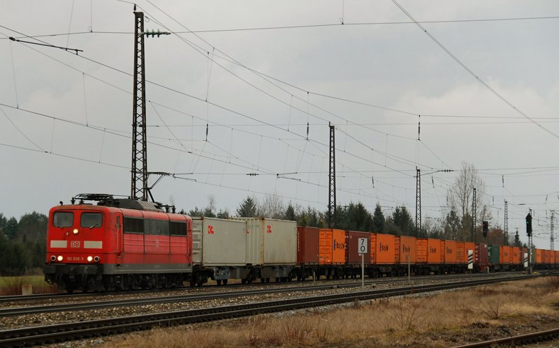 151 035-3, aufgenommen am 02.03.10, bei der Durchfahrt mit einem Containerzug durch Gersthofen, Strecke Donauwrth-Augsburg.