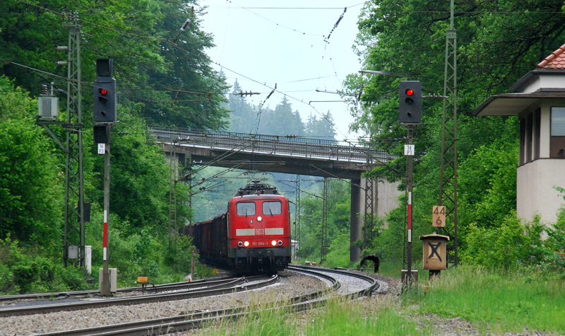 151 064-3, aufgenommen bei der Einfahrt in den Bahnhof Aling, am 01.06.10.