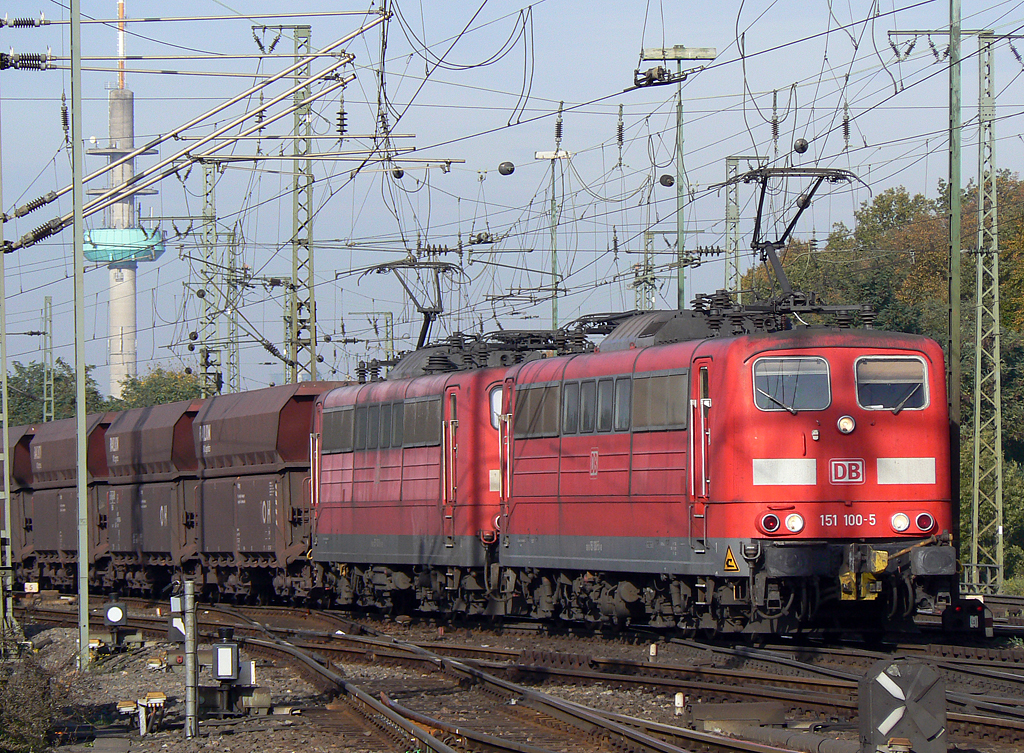 151 100-5 mit 151 103-9 in Gremberg am 26.10.2010