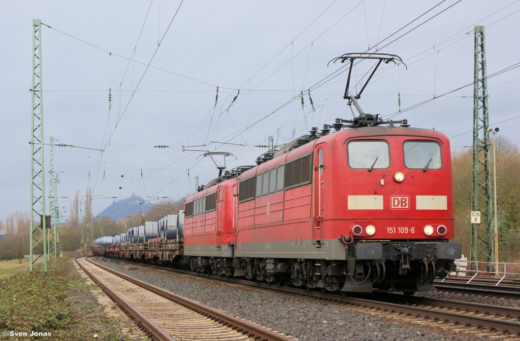 151 109-6 (DB Schenker) und 151 016-3 (DB Schenker) mit dem GM 61305 Oberhausen-West - Andernach, hier in Unkel am 9.3.2013