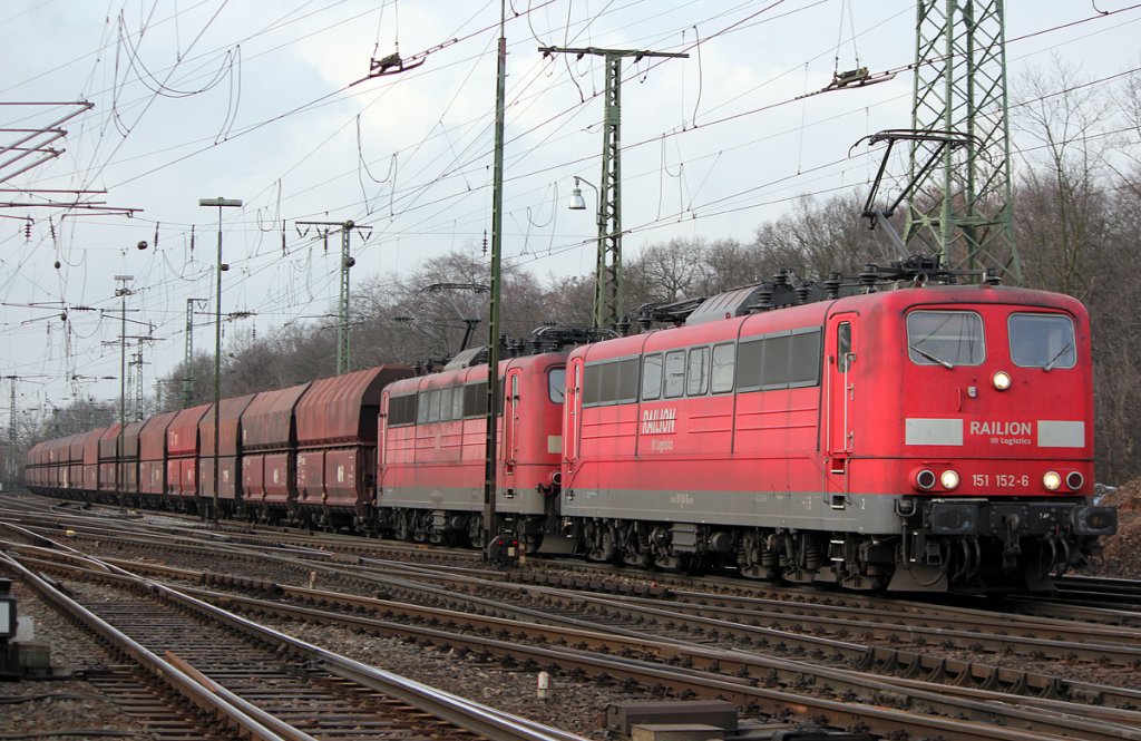 151 152-6 mit Schwestermaschine in Gremberg am 26.01.2011
