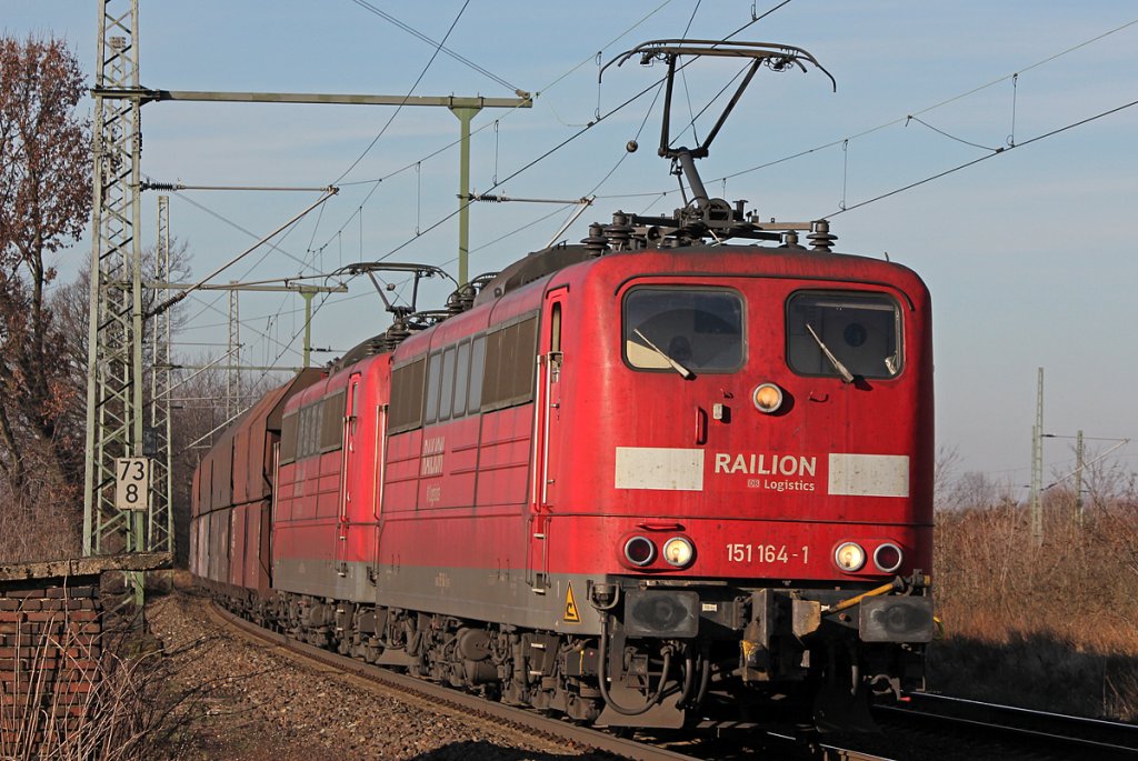 151 164-1 mit Schwestermaschine und Erzzug in Porz Wahn am 09.02.2011